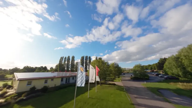 Luftbild des Golfclubs Kitzingen mit dem Clubhaus, in dem das Restaurant Hole 19 liegt